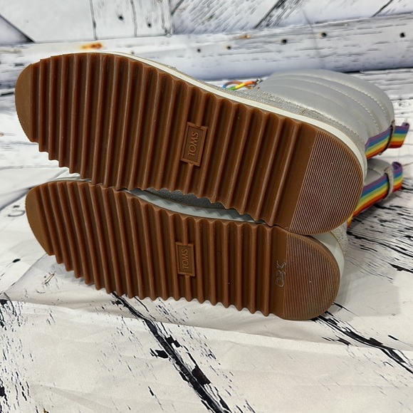 NWT TOMS WOMEN SILVER MAKENNA LEATHER QUILTED RAINBOW FLEECE WINTER SNOW BOOTS 6 - Picture 6 of 10